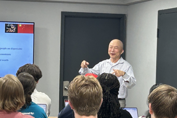 Fei-Ling Wang presents to a group of faculty and students.