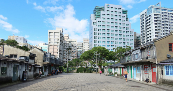 Contrast between old and new architecture in Taipei
